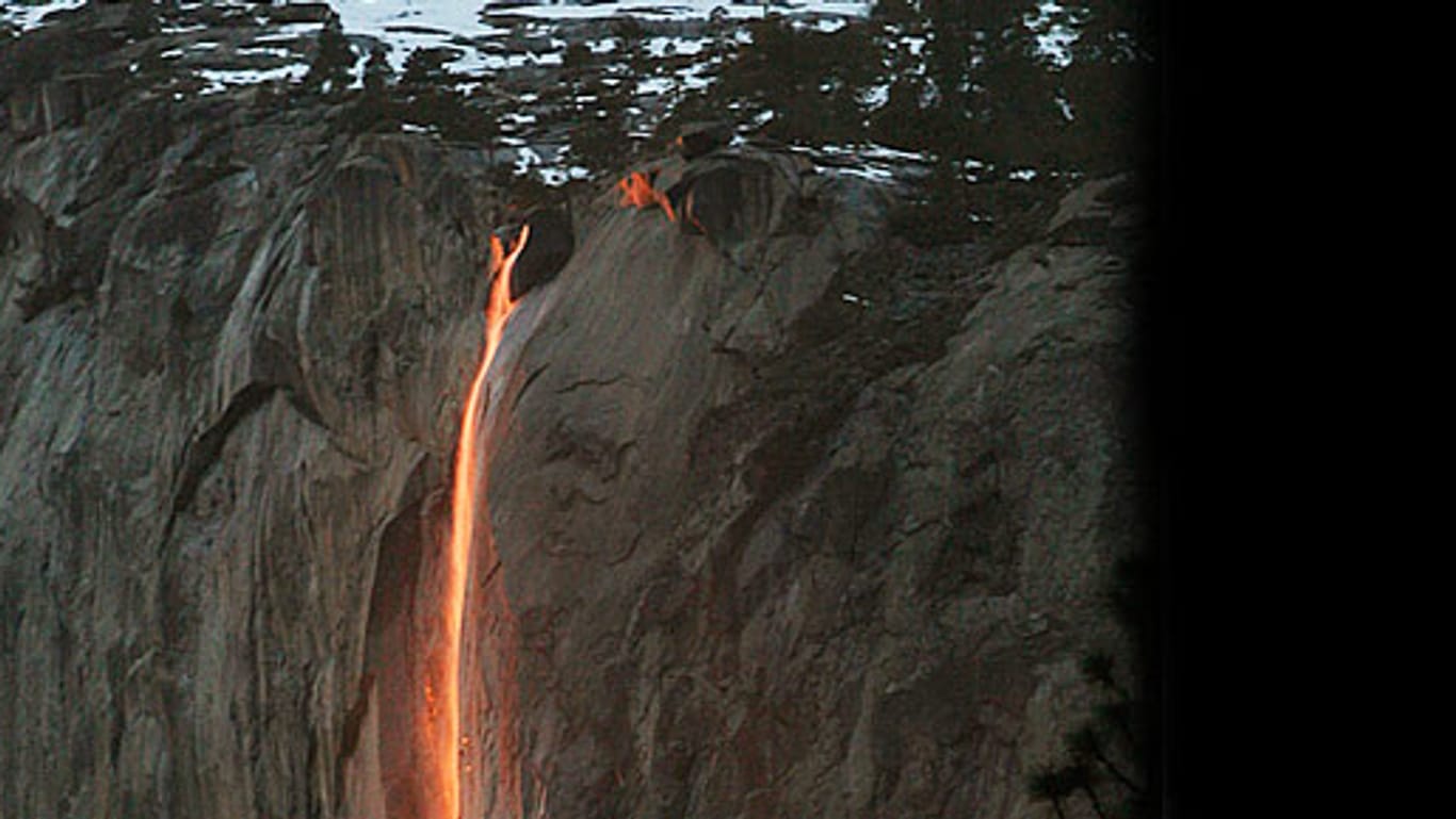 Seltenes Naturschaupiel: Für zwei Wochen im Februar zeigt sich mit etwas Glück der Horsetail-Wasserfall bei richtiger Sonneneinstrahlung feuerrot.
