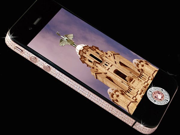 Aber es geht noch teurer: Das “iPhone 4 Diamond Rose” des Designers Stuart Hughes kostet fast sechs Millionen Euro. Es wurde mit 500 einzelnen Diamanten verziert und ist das teuerste Handy der Welt.