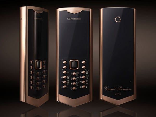In einer anderen Preisklasse spielt das Gresso Grand Premiere für fast 38.000 Euro. Der Rahmen besteht aus 18 karätigem Gold, genauso wie die Bedientasten. Die Front und die Rückseite sind aus schwarzem Saphir gearbeitet. Technisch kann das Luxus-Handy allerdings nicht mit modernen Smartphones mithalten.