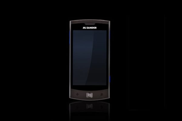 Ebenfalls solide Technik auf Windows-Phone 7-Basis präsentiert LG: Das LG Jil Sander verfügt über einen 3,8-Zoll-Touchscreen mit 800 x 480 Pixel Auflösung. Angetrieben wird das Designer-Handy von einem 1-GHz-Prozessor. Fotos knipst die 5-Megapixel-Kamera, die von einem LED-Blitz unterstützt wird und Videos in 720p-HD-Qualität aufnimmt. Außerdem sind WLAN-n, HSDPA und ein GPS-Modul an Bord. Der Preis: um die 300 Euro.