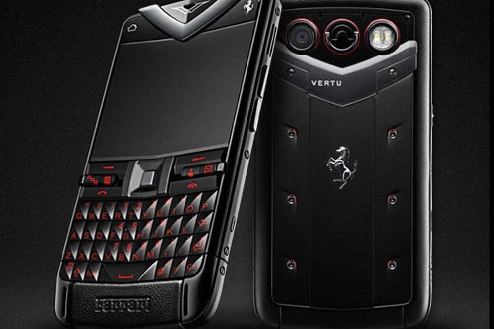 Mehr Luxus als beim Vertu Constellation Quest Ferrari geht wohl kaum: Das exklusive Smartphone wurde von Vertu in Kooperation mit Ferrari Design entworfen und steckt in einem hochglanzpolierten Edelstahlgehäuse namens "Cavallino Rampante". Das Handy besteht außerdem aus poliertem Saphirglas und schwarzer Keramik. Eine handgemachte Hülle aus feinstem Kalbsleder schützt das Ferrari-Smartphone, das optisch einem Blackberry ähnelt.
