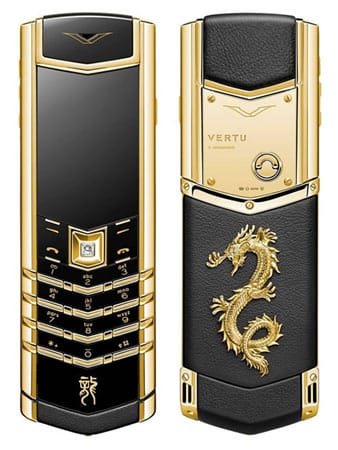 Die Handyedelschmiede Vertu feiert das Jahr des Drachen mit dem "Vertu Dragon" aus 18 Karat Gold und einem diamantenen Navigations-Knopf. Vielen Chinesen wird dieser Glücksbringer wahrscheinlich 16.000 Euro wert sein.