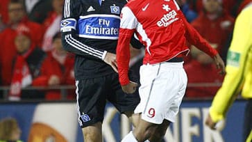Platz 10: Nicht Heiko Westermann, sondern der Mainzer Stürmer Sami Allagui (vorne) belegt den zehnten Platz bei den schlechtesten Kopfballspielern der Bundesliga. Von 34 Luft-Zweikämpfen konnte der tunesische Nationalspieler nur 27 Prozent für sich entscheiden.