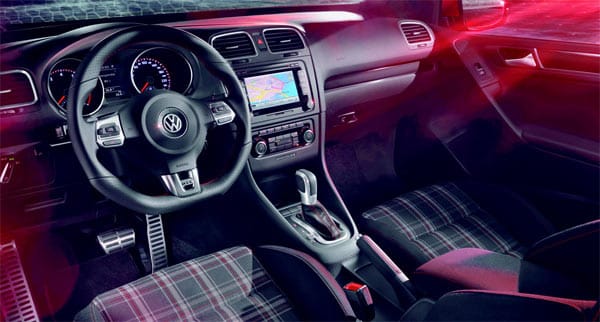 Sportpedale, klassische Karobezüge auf den Sitzen und Sportlenkrad im Golf GTI Cabrio.