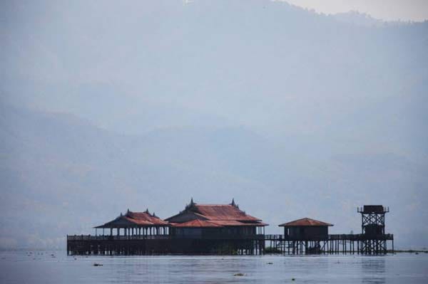 Stahlblau liegt der Inle-See im bergigen Shan-Staat im Osten des Landes im schwülen Mittagsdunst.