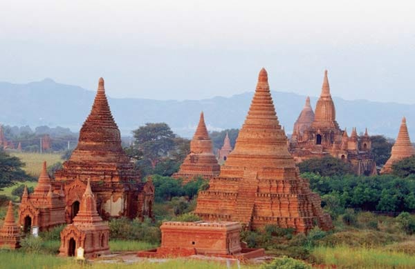 Aus der heißen Trockensteppe Bagans ragen hunderte kleine und größere Stupas. Die Türme stechen spitz in den abendlichen Himmel und vom Wetter gegerbte Tempel und Zedis malen ihre Silhouetten vor die in blauen Dunst gehüllten Berge.