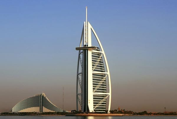 Burj al Arab/Dubai: In dem 321 Meter hohen "Arabischen Turm“ können Besucher zwischen unglaublichen 202 Suiten wählen, die alle eine einzigartige Aussicht über den Persischen Golf garantieren.