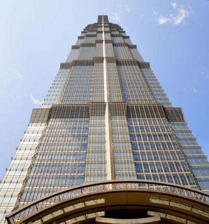 Hotel Grand Hyatt/Shanghai: Die 555 luxuriösen Zimmer befinden sich in den Stockwerken 53 bis 87 des "Jin Mao Tower", welcher mit einer Höhe von 420,5 Metern zu den elf höchsten Gebäuden der Welt zählt.