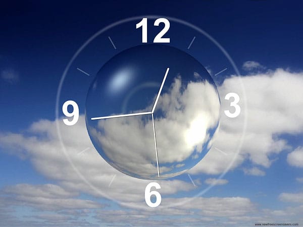 Wolkenuhr HD zeigt während den Arbeitspausen eine analoge Uhr vor einem blauen Himmel mit vorbeiziehenden weißen Wolken.