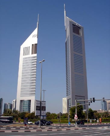 Hotel Jumeirah Emirates Towers/Dubai: Wer im architektonischen Wahrzeichen der Stadt nächtigt, kommt aus dem Staunen nicht mehr raus. Das 309 Meter hohe Gebäude bietet 617 Zimmer, die sich auf 54 Stockwerken verteilen.