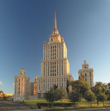 Radisson Royal Hotel/Moskau: Seit 2010 begrüßt das luxuriöse Hotel die Gäste in dem legendären Wolkenkratzer aus vergangenen Zeiten.