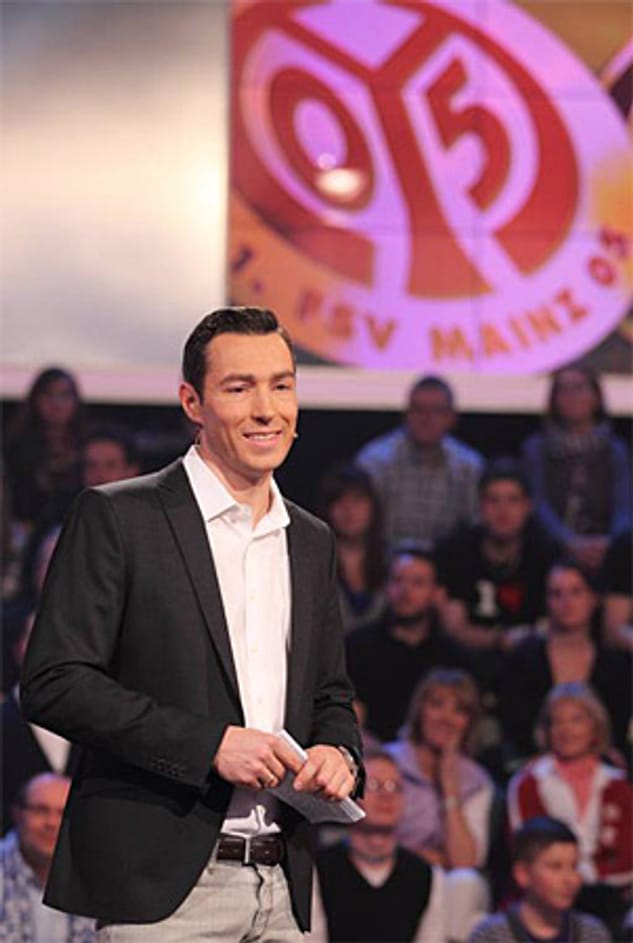Sven Voss gehört zur neuen Garde im ZDF. Unter anderem moderiert er dort das Aktuelle Sportstudio. Bekannt wurde Voss durch das Kinder-Nachrichten-Format "Logo". Seitdem geht es bei ihm nur bergauf.