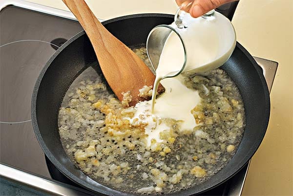 Zwiebeln und Knoblauch im Fett glasig dünsten, mit Mehl bestäuben, bräunen, mit Wein und Sahne ablöschen.