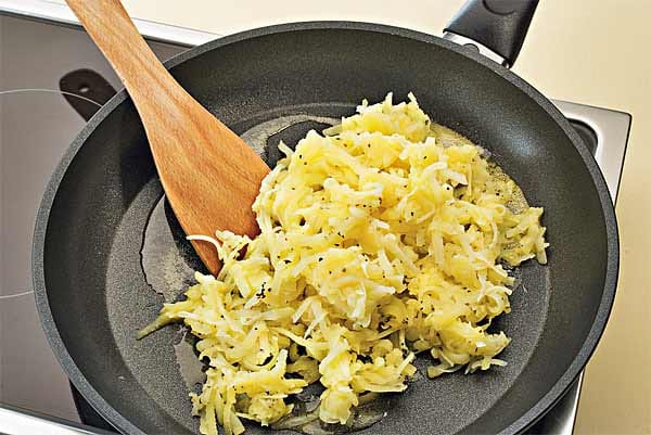 In einer Pfanne Butter zerlassen, Kartoffeln darin verteilen und etwas andrücken.