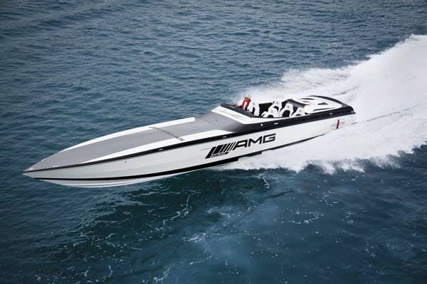 Zusammen mit den Luxus-Speedbootbauer „Cigarette Racing“ bringt der Mercedes-Tuner AMG für eine Promo-Aktion die schnellste C-Klasse der Welt aufs Wasser.