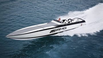Zusammen mit den Luxus-Speedbootbauer „Cigarette Racing“ bringt der Mercedes-Tuner AMG für eine Promo-Aktion die schnellste C-Klasse der Welt aufs Wasser.