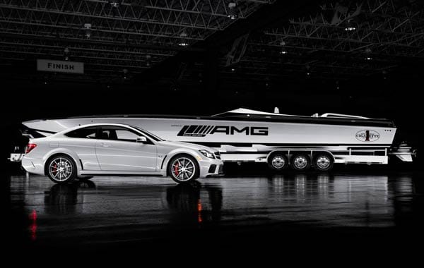 Das Interieur des aktuellen Speedboots findet man so auch in der Mercedes C-Klasse "C63 AMG Black Series", die im Moment in den USA beworben wird.