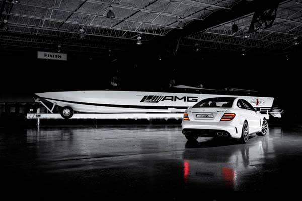 Die getunte C-Klasse kommt im April in die US-Läden und kostet in der Basisversion 115.000 Euro. Den Sprint von 0 auf 60 km/h schafft der "C63 AMG Black Series" in nur 4,2 Sekunden. Mit einer Spitzengeschwindigkeit von 300 km/h dürfte das AMG-Auto um einiges schneller als das AMG-Rennboot von „Cigarette Racing“ sein.