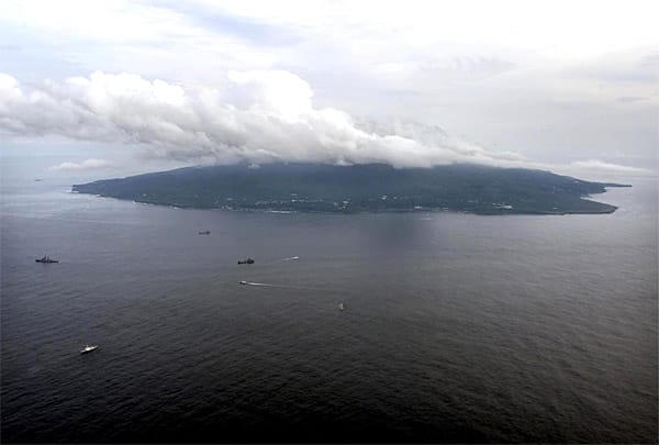 Die nächste gefährliche Insel heißt Miyake-jima und liegt im Pazifischen Ozean südlich von Japan. Auf der elf Kilometer langen Vulkaninsel leben rund 2300 Einwohner.