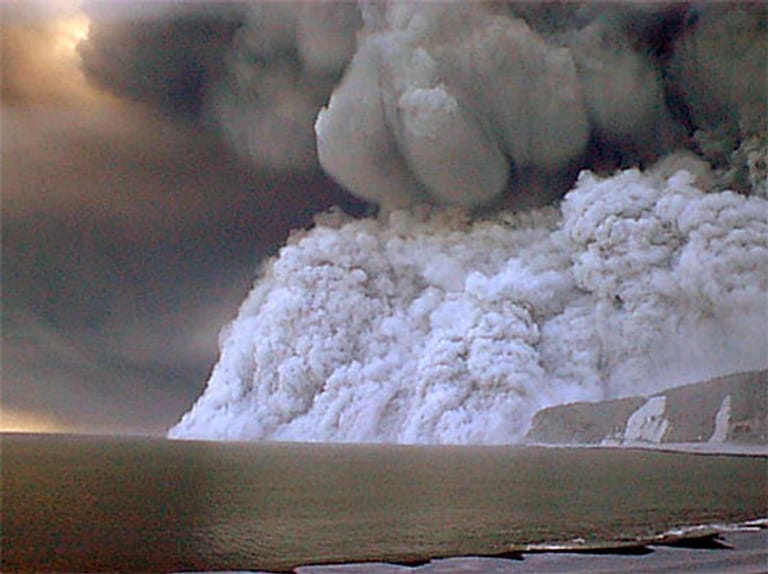 Doch da der Vulkan in seiner Geschichte schon öfter ausgebrochen ist (wie im Bild 2000) und seit 2005 ständig giftige Gase austreten, sind die Einwohner dazu angehalten, ständig eine Gasmaske parat zu haben - für den Notfall.