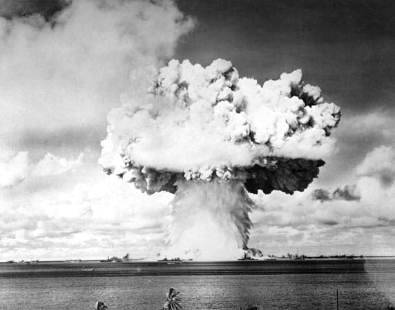 Also rein in den Badeanzug und ab ins Wasser? Lieber nicht! Das Bikini-Atoll ist gleich wegen zwei gefährlicher Faktoren bekannt. Zum Einen war das Atoll Schauplatz gesundheitsschädlicher Kernwaffentests der USA zwischen 1946 und 1958. Erst 1997 kamen die ersten Siedler zurück, als die Insel für "sicher" erklärt wurde.