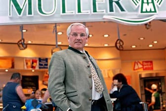 Der Gründer von Müller-Brot: Hans Müller vor einer seiner ehemaligen Filialen