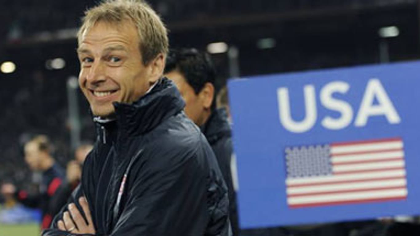 Jürgen Klinsmann hat allen Grund, sein markantes Lächeln anzubringen.