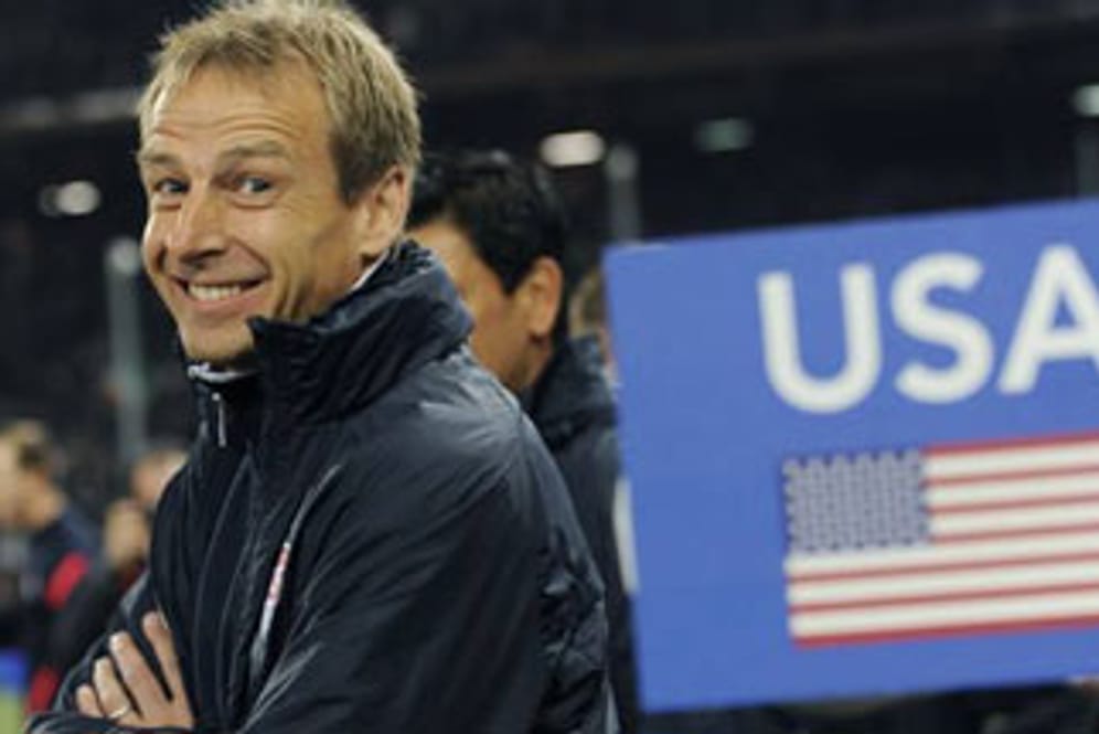 Jürgen Klinsmann hat allen Grund, sein markantes Lächeln anzubringen.