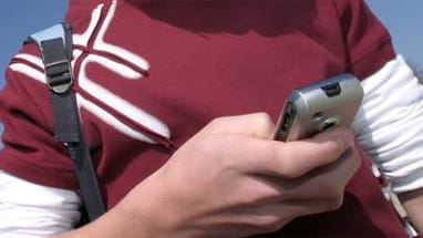 Teenager tippt SMS. Teenager tippt SMS.