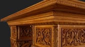 Vergessen Sie die klapprigen Konstruktionen aus dem Möbelhaus. Ein ordentlicher Schreibtisch ist ein wuchtiges Werk aus massivem Holz. Echte Luxusvarianten gibt es beispielsweise bei Royaris, die auch eine handgefertigte Rekonstruktion des Schreibtisches von König Ludwig II im Angebot haben.