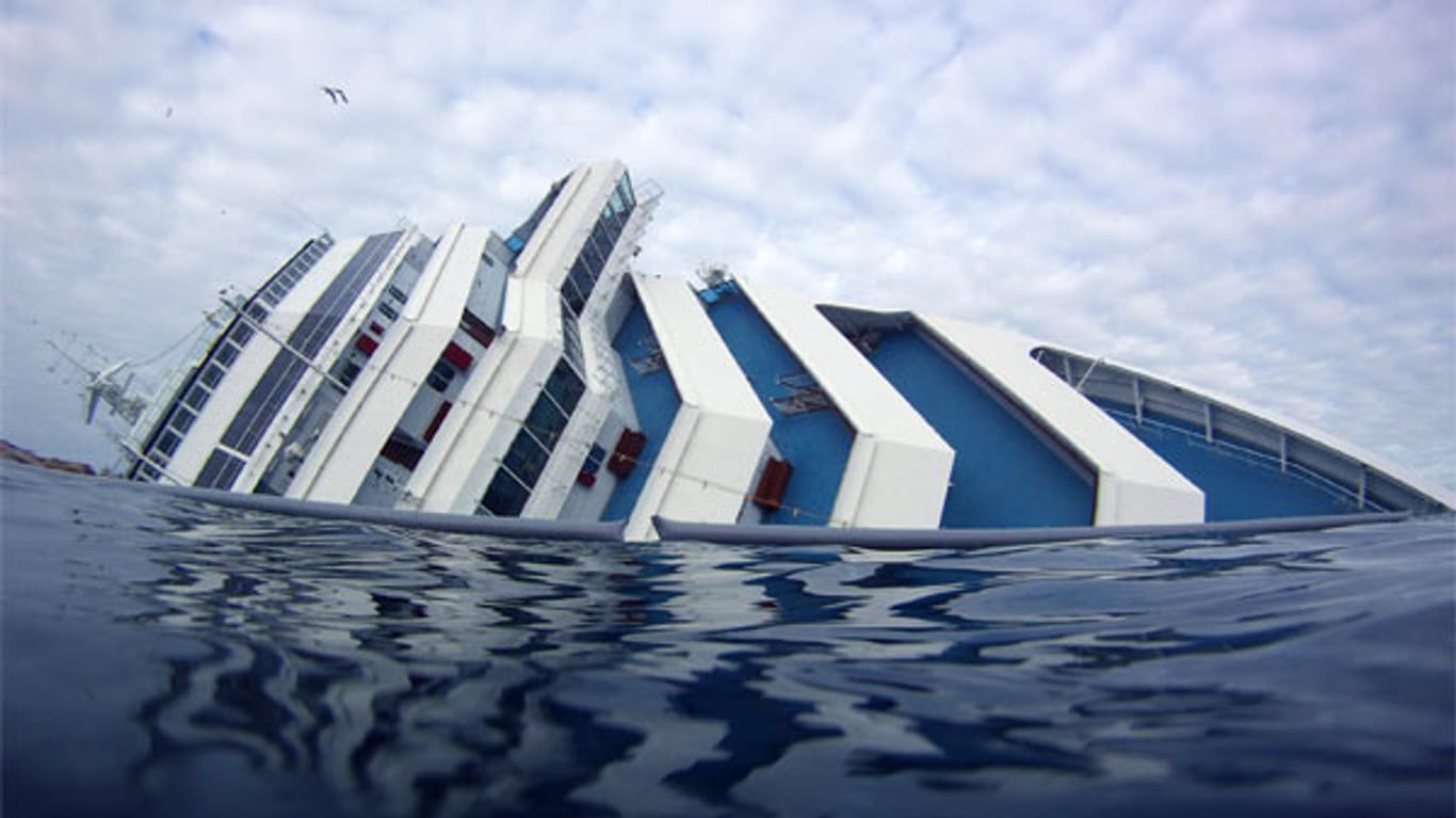 Die "Costa Concordia" ist Mitte Januar auf einen Felsen aufgelaufen und gekentert