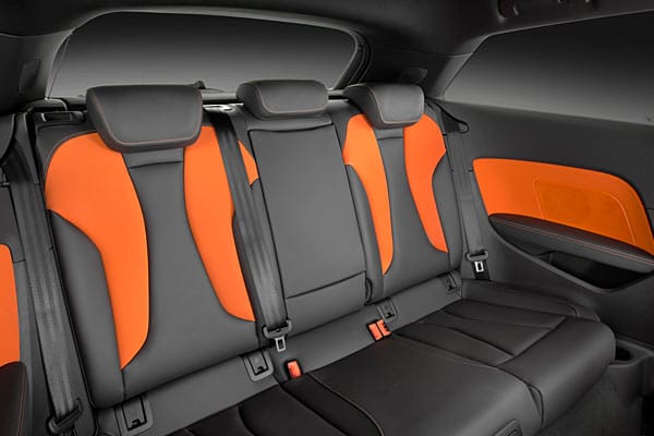 Der Fond des neuen Audi A3 bietet Platz für drei Personen, der Komforteinstieg easy entry ist serienmäßig.
