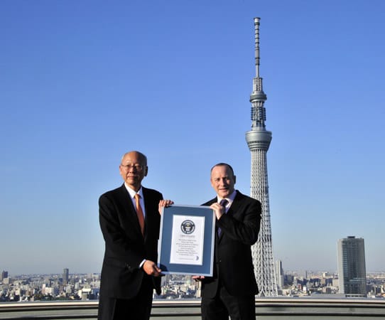 Um den Guinness-Weltrekord als höchster Fernsehturm zu erreichen, mussten die ursprünglichen Pläne modifiziert werden.