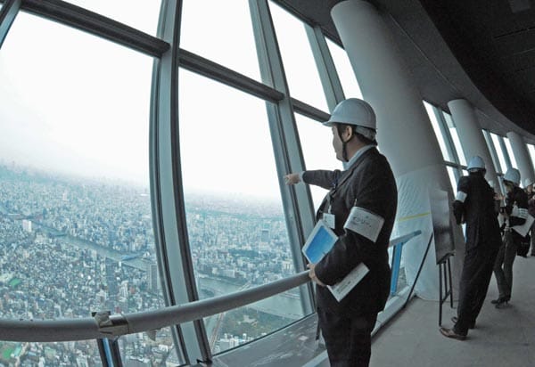 Ab 22. Mai können sich Touristen Tokio aus luftiger Höhe angucken, zwei Plattformen soll es für Besucher geben.