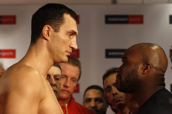 Diesmal ohne Backpfeife: Wladimir Klitschko (links) und Herausforderer Jean-Marc Mormeck beim Wiegen in Düsseldorf