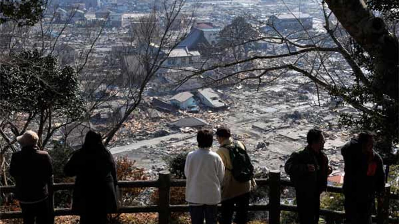 Für viele einfach unfassbar: Überlebende Japaner blicken auf die zerstörte Stadt Ishinomaki