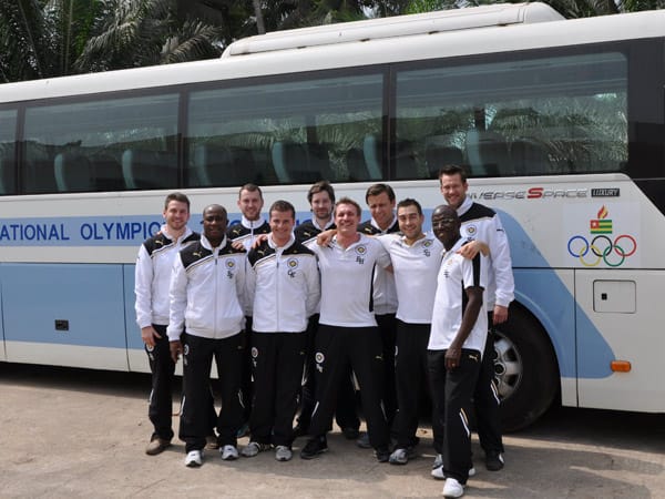 Bei ihrem Besuch in der togolesischen Hauptstadt Lomé posierte "Team Togo e.V." vor einem Olympiabus.
