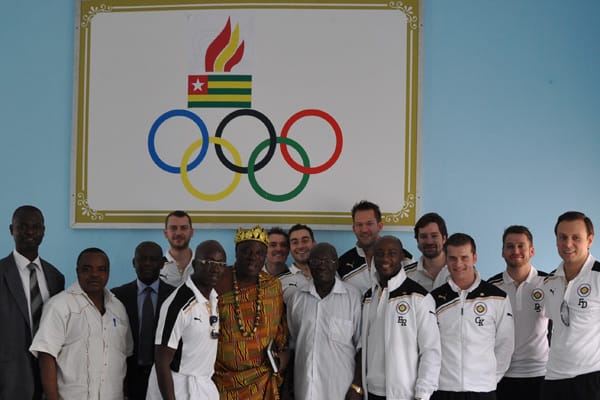 Im Büro des olympischen Verbandes Togos kam es zum Treffen mit Mlapa V., dem König von Lomé.