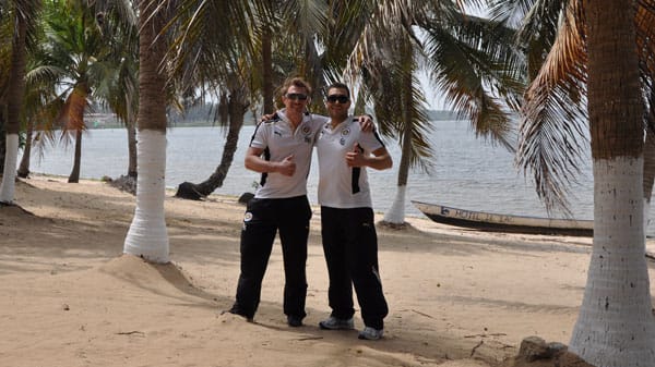 Die beiden Deutschen Ennio Herrgen (li.) und Steve Grundmann hatten die kuriose Idee in Togo einen Skiverband zu gründen.