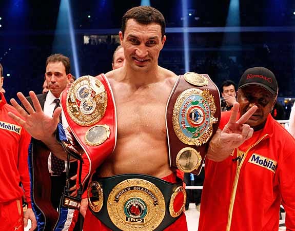 Wladimir Klitschko verteidigt damit seine Weltmeister-Titel der Verbände IBF, IBO, WBO und WBA: jede Menge Gürtel für den 35-Jährigen.