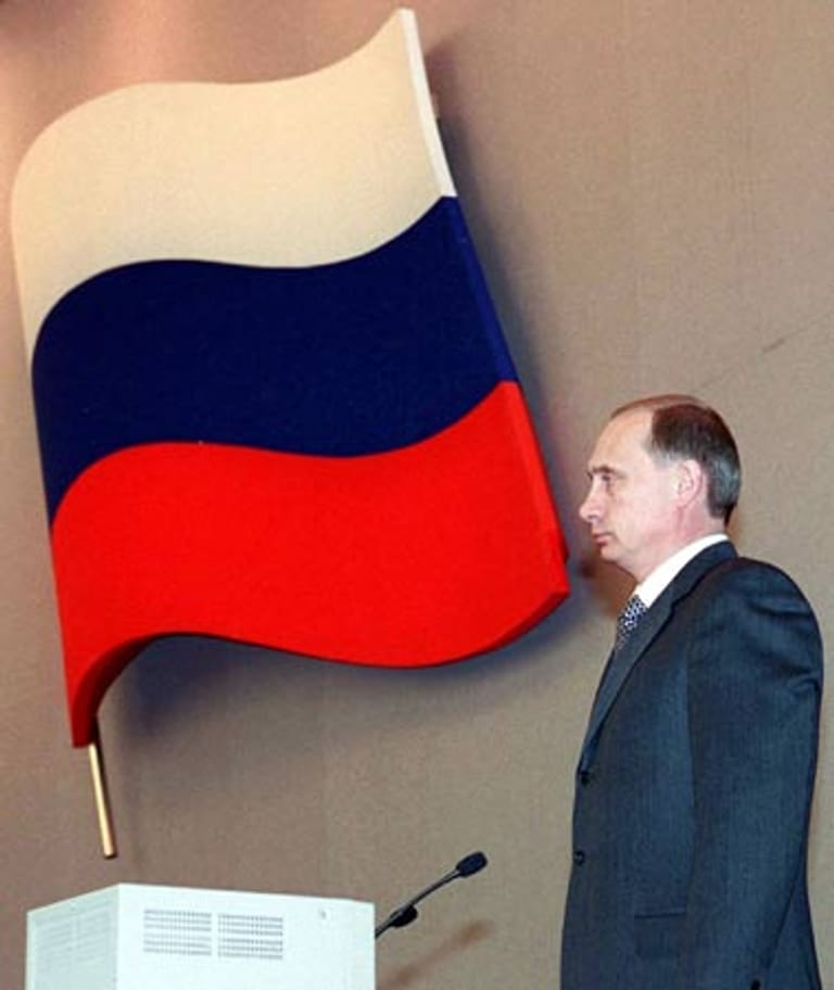 1990 wird Putin in die UdSSR zurückbeordert. Als Mitarbeiter des Petersburger Bürgermeisters Sobtschak steigt er in die Politik ein. Nach dessen Wahlniederlage wird er zum Ziehkind von Präsident Boris Jelzin, der ihn 1999 zu seinem Nachfolger macht.