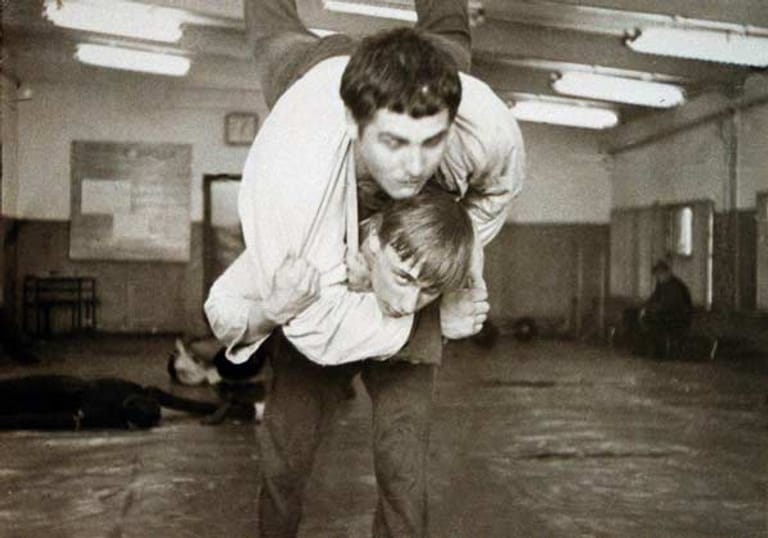 Putin (unten) tritt auch immer wieder als Judo-Kämpfer in Erscheinung. Für diesen Sport hatte sich der spätere KGB-Mann, geboren 1952 im heutigen Sankt Petersburg, schon früh begeistert. Das Bild zeigt ihn beim Judo-Training im Jahr 1971.