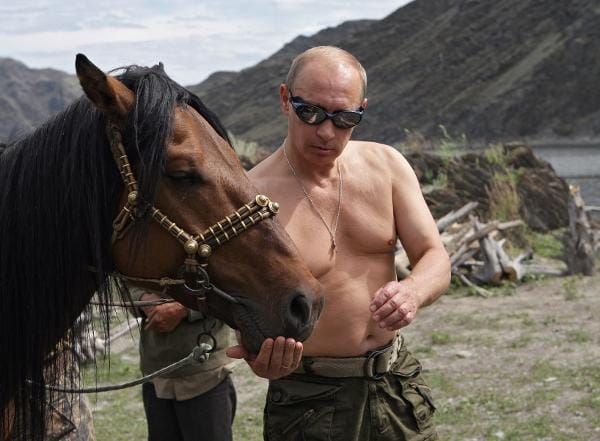 Wladimir Wladimirowitsch Putin ist Russlands gefühlter Dauerpräsident. Seine Macht demonstriert er gerne auch betont körperlich.