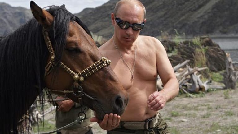 Wladimir Wladimirowitsch Putin ist Russlands gefühlter Dauerpräsident. Seine Macht demonstriert er gerne auch betont körperlich.