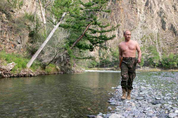 Bevorzugt setzt sich Putin in freier Natur in Szene - beim Angeln, beim Jagen oder wie hier beim Durchstreifen der Wildnis.