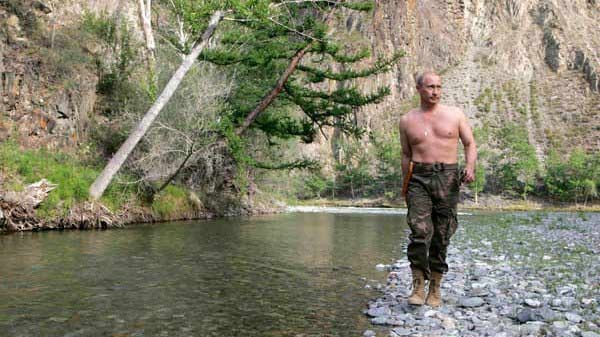 Bevorzugt setzt sich Putin in freier Natur in Szene - beim Angeln, beim Jagen oder wie hier beim Durchstreifen der Wildnis.