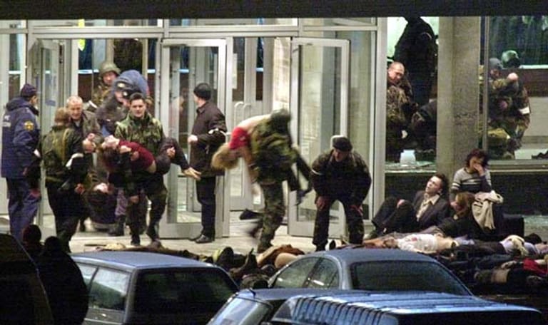 Im Oktober 2002 bringen tschetschenische Rebellen hunderte Menschen in ihre Gewalt, als sie das Moskauer Dubrowka-Theater besetzen. Sie verlangten den Rückzug der russischen Truppen aus Tschetschenien. Stattdessen jedoch pumpen russische Spezialkräfte Betäubungsgas ins Gebäude und stürmen es. Sie töten die Terroristen - doch auch über 100 Geisen sterben, vor allem durch das Gas.