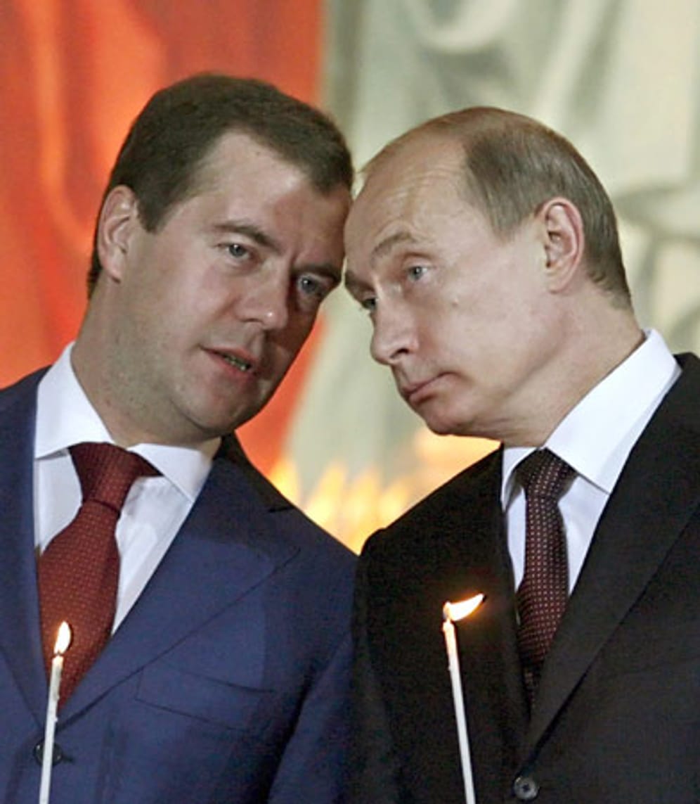 Der Chef und sein Platzhalter: 2008 sind Putins zwei Amtszeiten als Präsident abgelaufen. Kein Problem: Putin tauscht die Ämter mit Ministerpräsident Dimitri Medwedew (links) - nur um ihn bei der nächsten Wahl 2012 wieder abzulösen und erneut für zwei Amtszeiten Präsident zu sein.