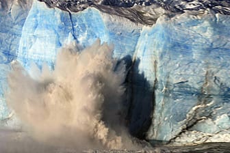 Explosionsartig brechen Eismassen des Perito-Moreno-Gletschers ab