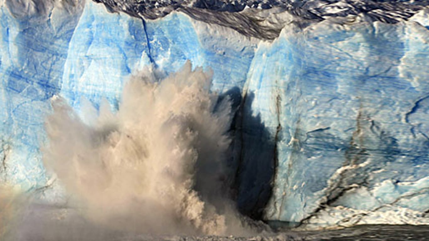 Explosionsartig brechen Eismassen des Perito-Moreno-Gletschers ab